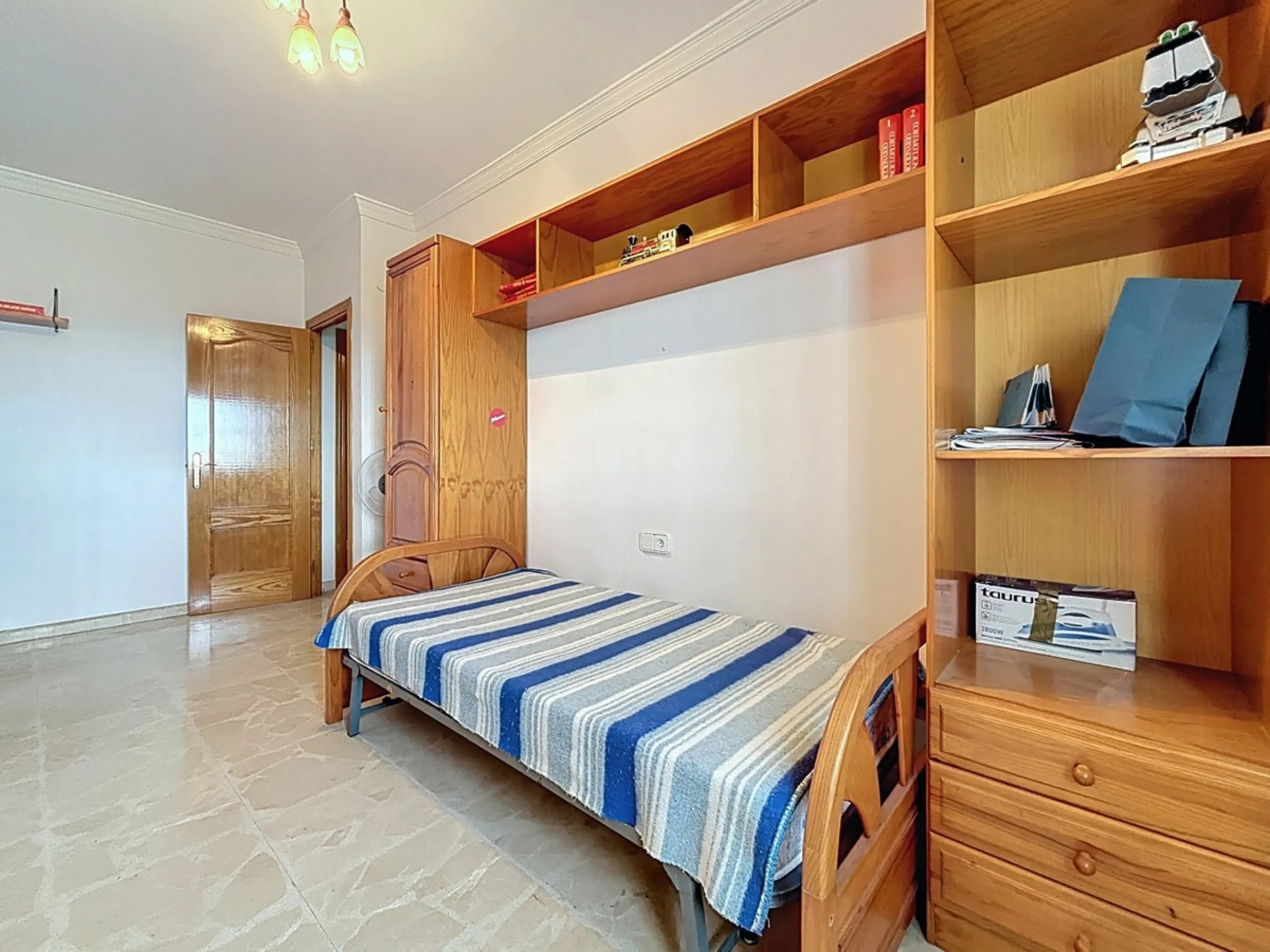 This charming chalet in Chilches offers everything you could wish for in your new home. With 3 bedrooms and one bathroom, it provides ample space for the whole family. The spacious kitchen and bright living room invite you to relax, while the fireplace cr