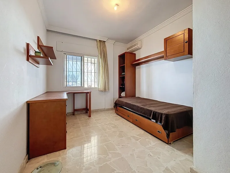 This charming chalet in Chilches offers everything you could wish for in your new home. With 3 bedrooms and one bathroom, it provides ample space for the whole family. The spacious kitchen and bright living room invite you to relax, while the fireplace cr