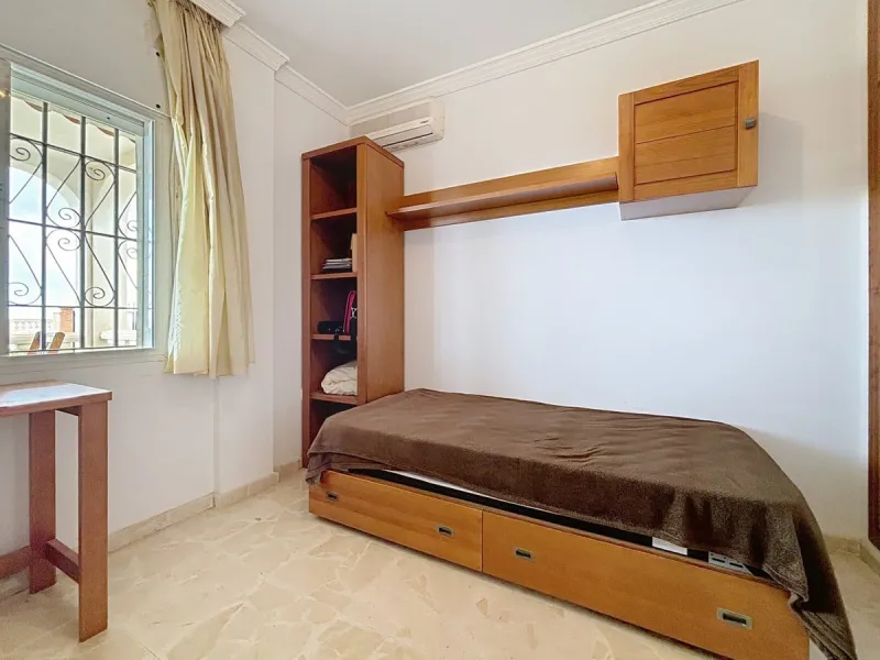 This charming chalet in Chilches offers everything you could wish for in your new home. With 3 bedrooms and one bathroom, it provides ample space for the whole family. The spacious kitchen and bright living room invite you to relax, while the fireplace cr