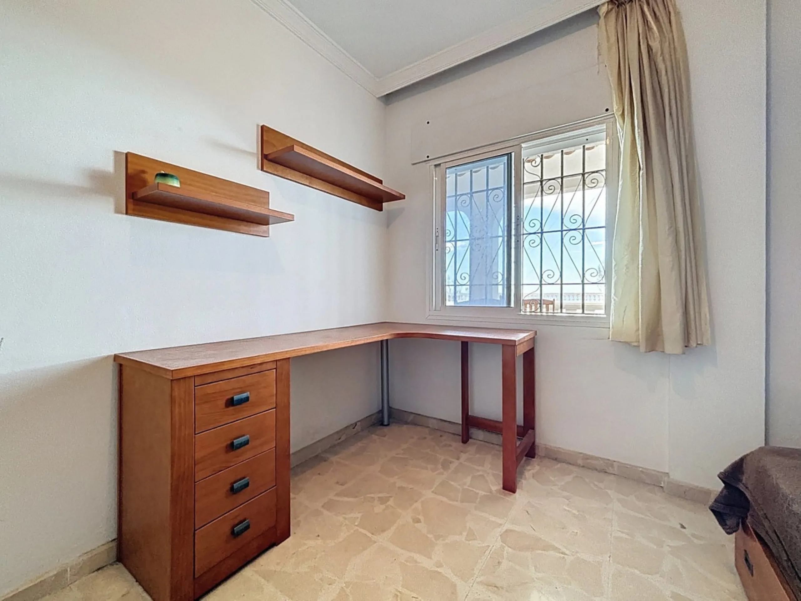 This charming chalet in Chilches offers everything you could wish for in your new home. With 3 bedrooms and one bathroom, it provides ample space for the whole family. The spacious kitchen and bright living room invite you to relax, while the fireplace cr