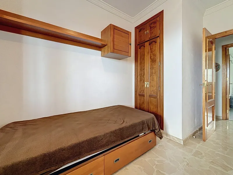 This charming chalet in Chilches offers everything you could wish for in your new home. With 3 bedrooms and one bathroom, it provides ample space for the whole family. The spacious kitchen and bright living room invite you to relax, while the fireplace cr