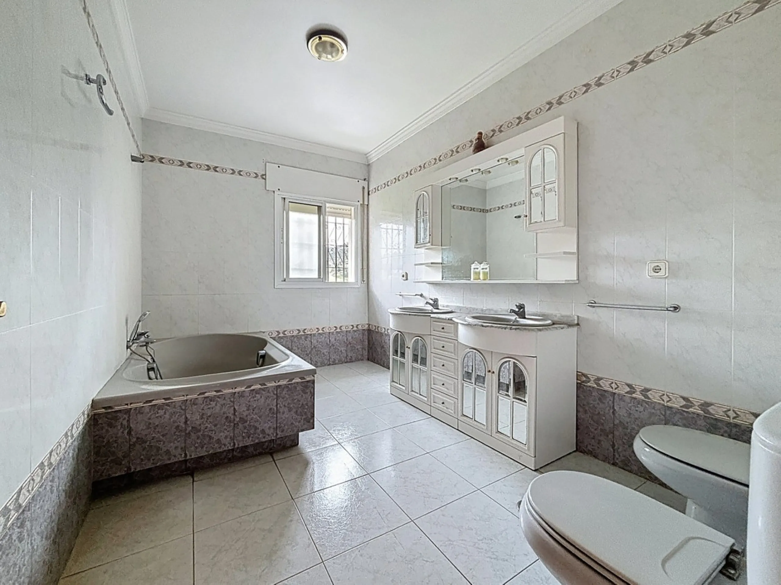 This charming chalet in Chilches offers everything you could wish for in your new home. With 3 bedrooms and one bathroom, it provides ample space for the whole family. The spacious kitchen and bright living room invite you to relax, while the fireplace cr