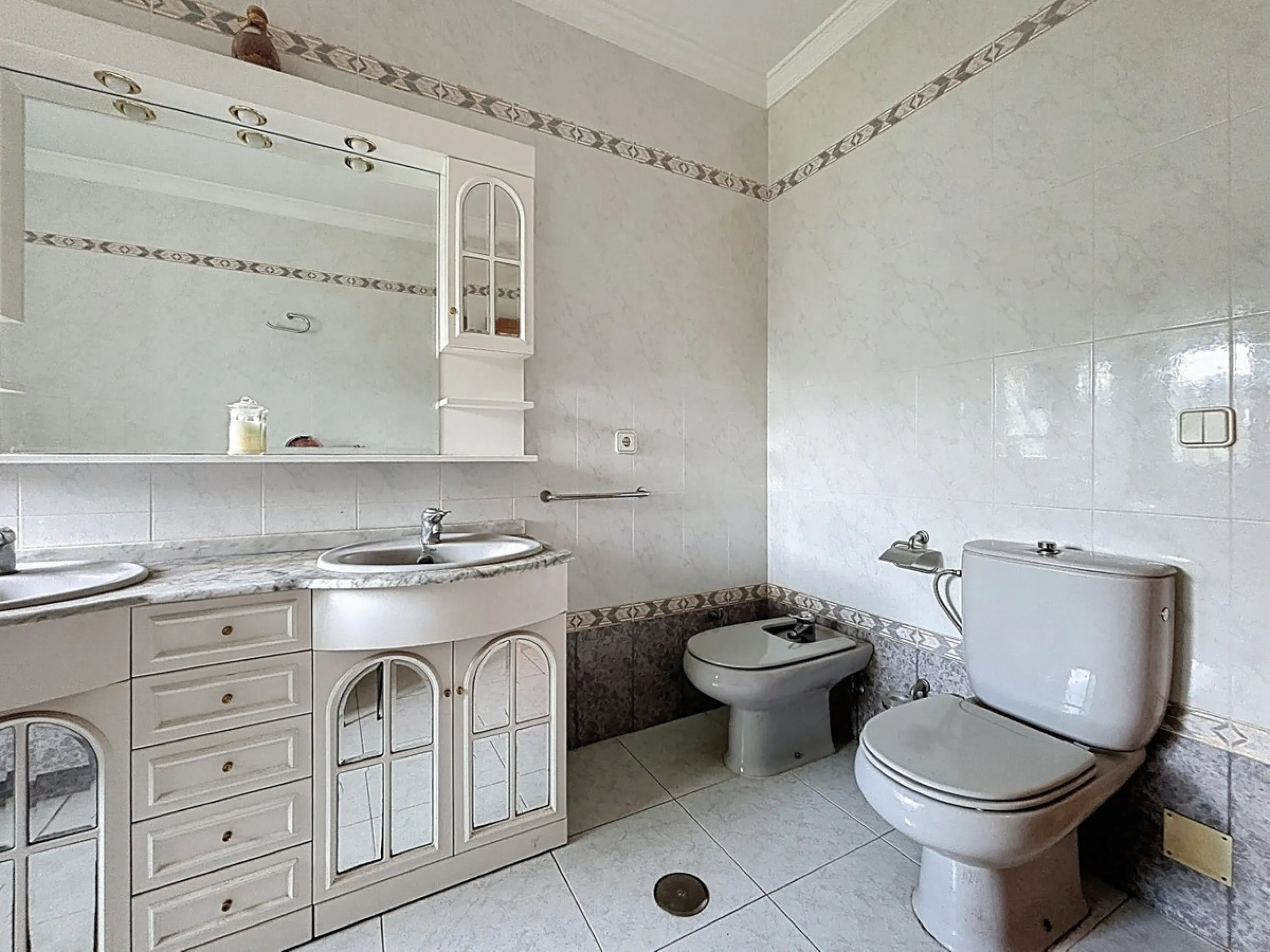 This charming chalet in Chilches offers everything you could wish for in your new home. With 3 bedrooms and one bathroom, it provides ample space for the whole family. The spacious kitchen and bright living room invite you to relax, while the fireplace cr