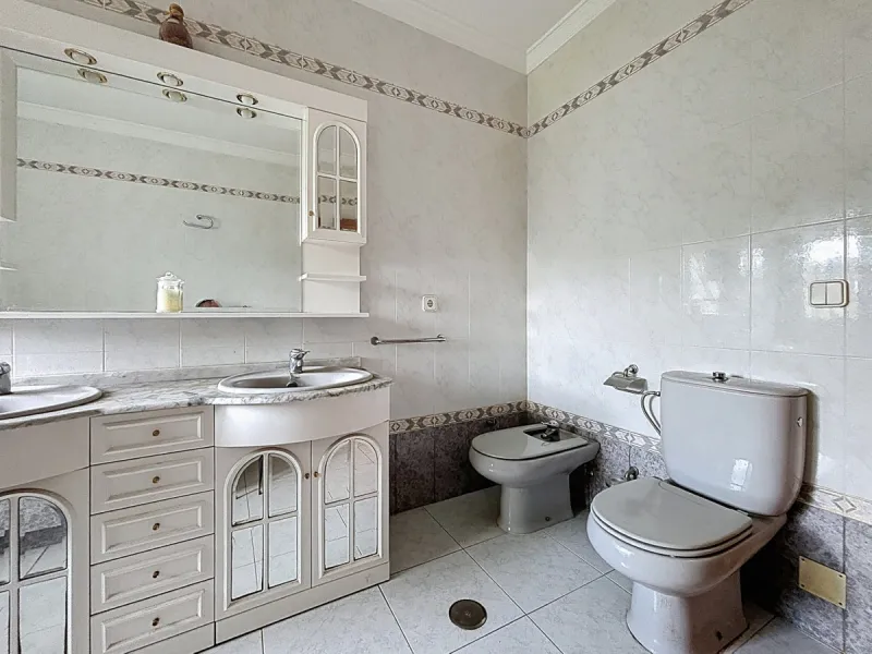 This charming chalet in Chilches offers everything you could wish for in your new home. With 3 bedrooms and one bathroom, it provides ample space for the whole family. The spacious kitchen and bright living room invite you to relax, while the fireplace cr