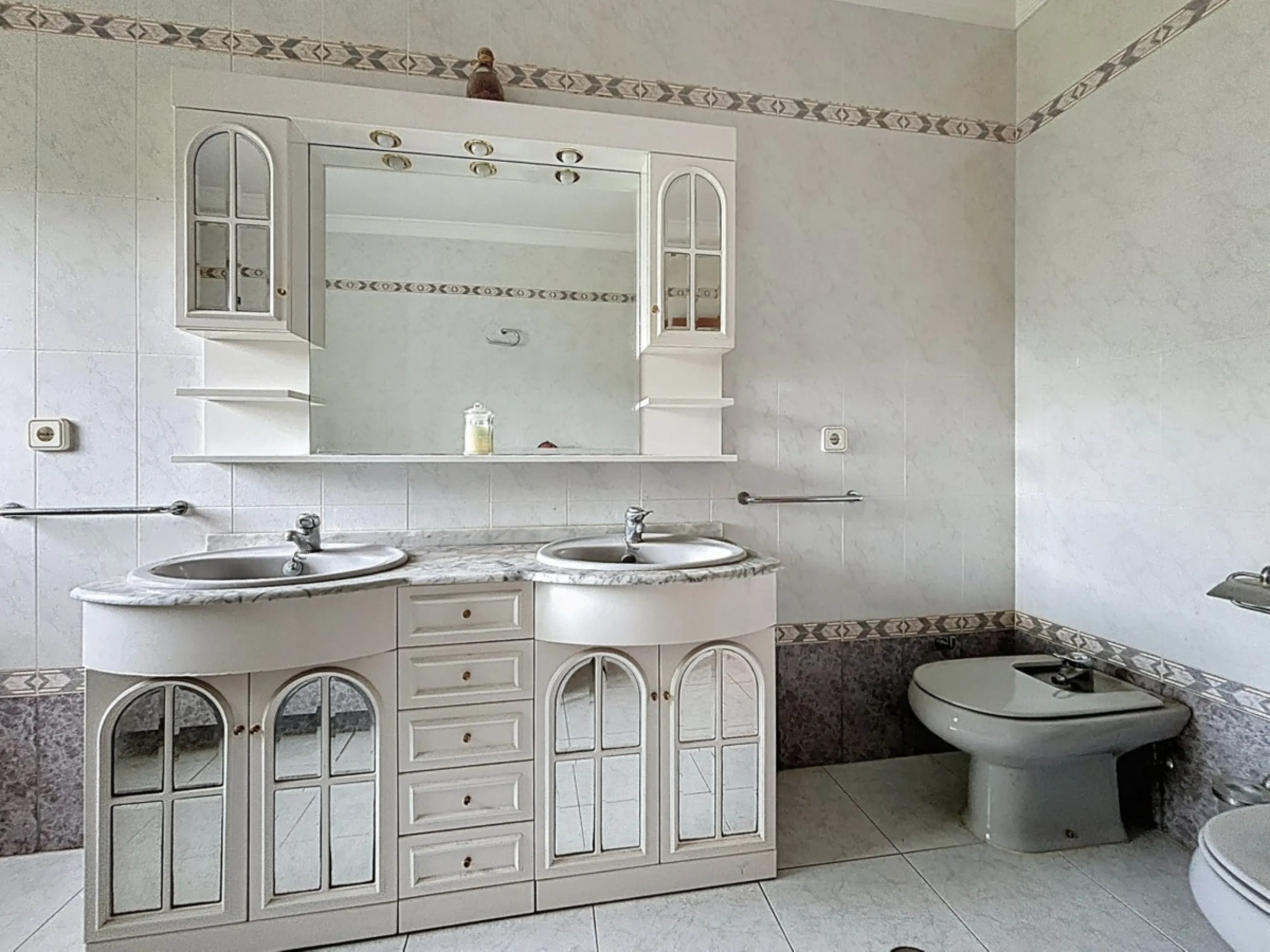 This charming chalet in Chilches offers everything you could wish for in your new home. With 3 bedrooms and one bathroom, it provides ample space for the whole family. The spacious kitchen and bright living room invite you to relax, while the fireplace cr