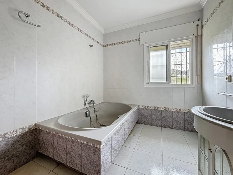 This charming chalet in Chilches offers everything you could wish for in your new home. With 3 bedrooms and one bathroom, it provides ample space for the whole family. The spacious kitchen and bright living room invite you to relax, while the fireplace cr