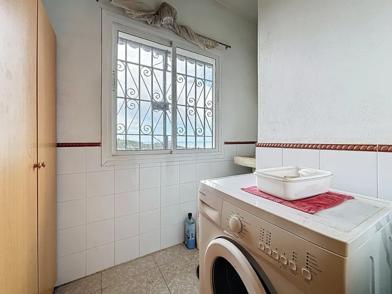 This charming chalet in Chilches offers everything you could wish for in your new home. With 3 bedrooms and one bathroom, it provides ample space for the whole family. The spacious kitchen and bright living room invite you to relax, while the fireplace cr