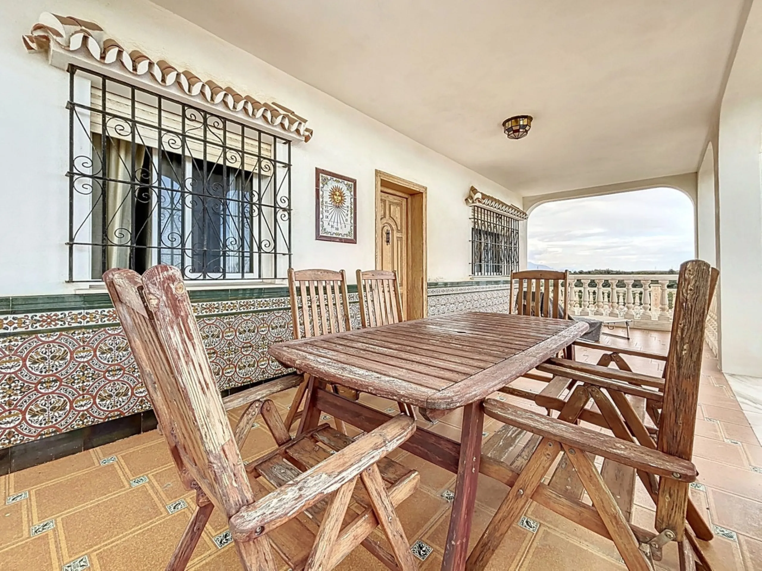 This charming chalet in Chilches offers everything you could wish for in your new home. With 3 bedrooms and one bathroom, it provides ample space for the whole family. The spacious kitchen and bright living room invite you to relax, while the fireplace cr