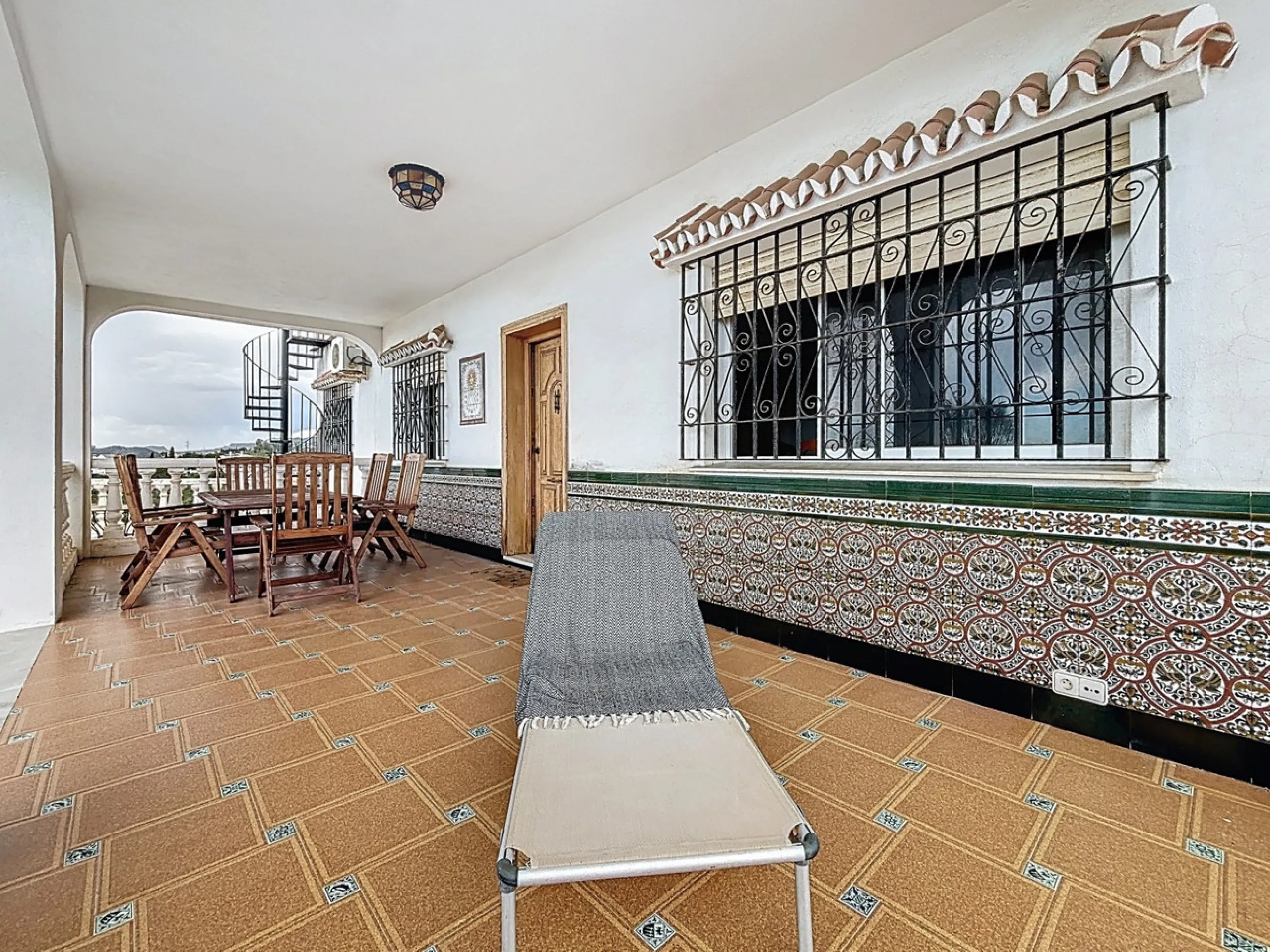 This charming chalet in Chilches offers everything you could wish for in your new home. With 3 bedrooms and one bathroom, it provides ample space for the whole family. The spacious kitchen and bright living room invite you to relax, while the fireplace cr