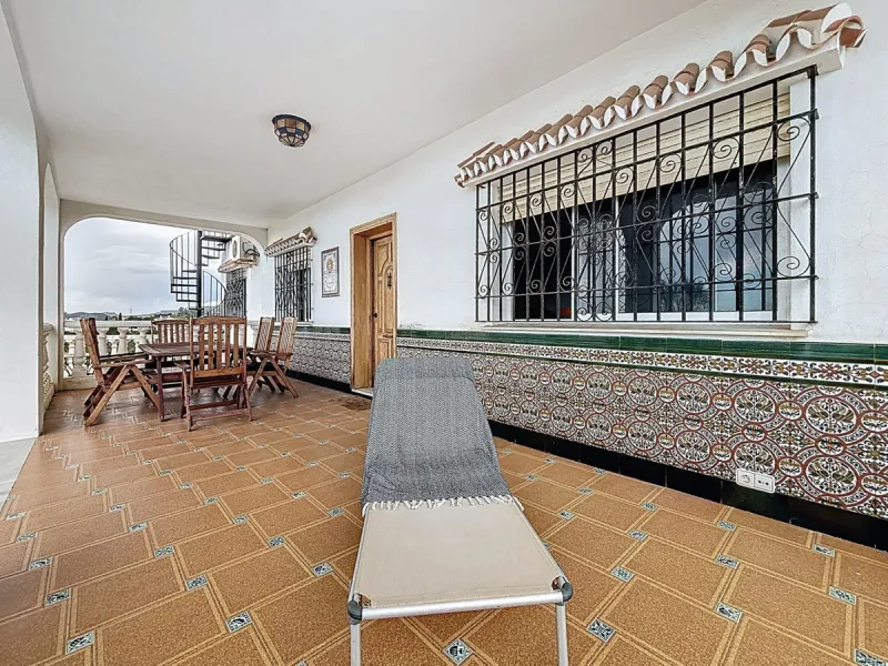 This charming chalet in Chilches offers everything you could wish for in your new home. With 3 bedrooms and one bathroom, it provides ample space for the whole family. The spacious kitchen and bright living room invite you to relax, while the fireplace cr