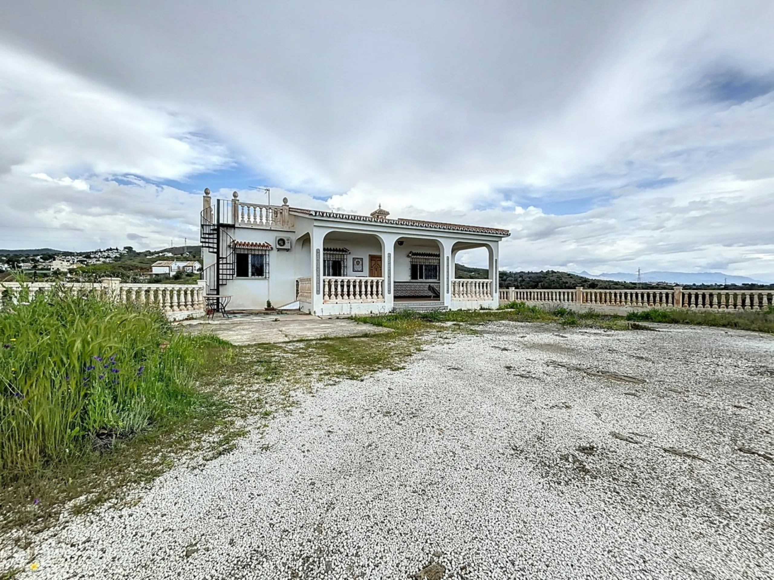 This charming chalet in Chilches offers everything you could wish for in your new home. With 3 bedrooms and one bathroom, it provides ample space for the whole family. The spacious kitchen and bright living room invite you to relax, while the fireplace cr