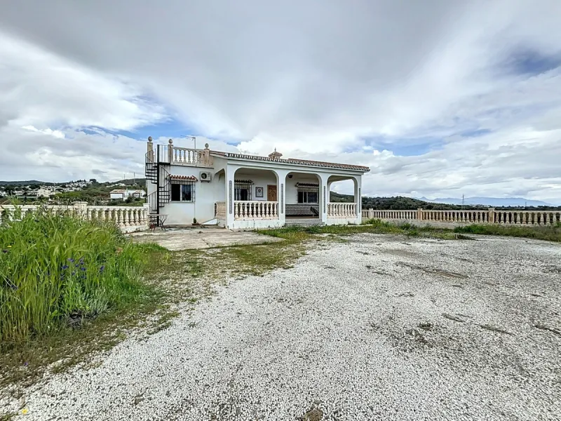 This charming chalet in Chilches offers everything you could wish for in your new home. With 3 bedrooms and one bathroom, it provides ample space for the whole family. The spacious kitchen and bright living room invite you to relax, while the fireplace cr