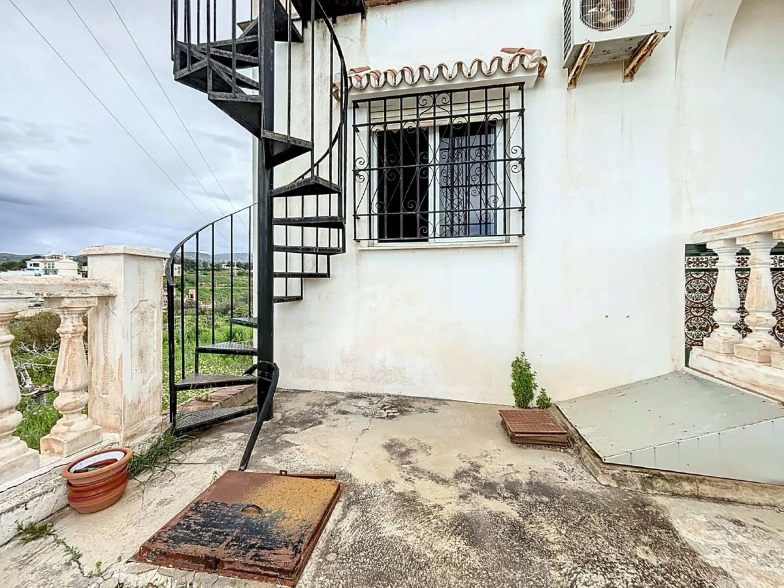 This charming chalet in Chilches offers everything you could wish for in your new home. With 3 bedrooms and one bathroom, it provides ample space for the whole family. The spacious kitchen and bright living room invite you to relax, while the fireplace cr
