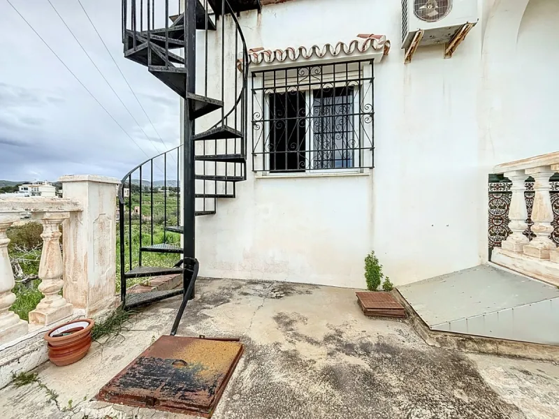 This charming chalet in Chilches offers everything you could wish for in your new home. With 3 bedrooms and one bathroom, it provides ample space for the whole family. The spacious kitchen and bright living room invite you to relax, while the fireplace cr