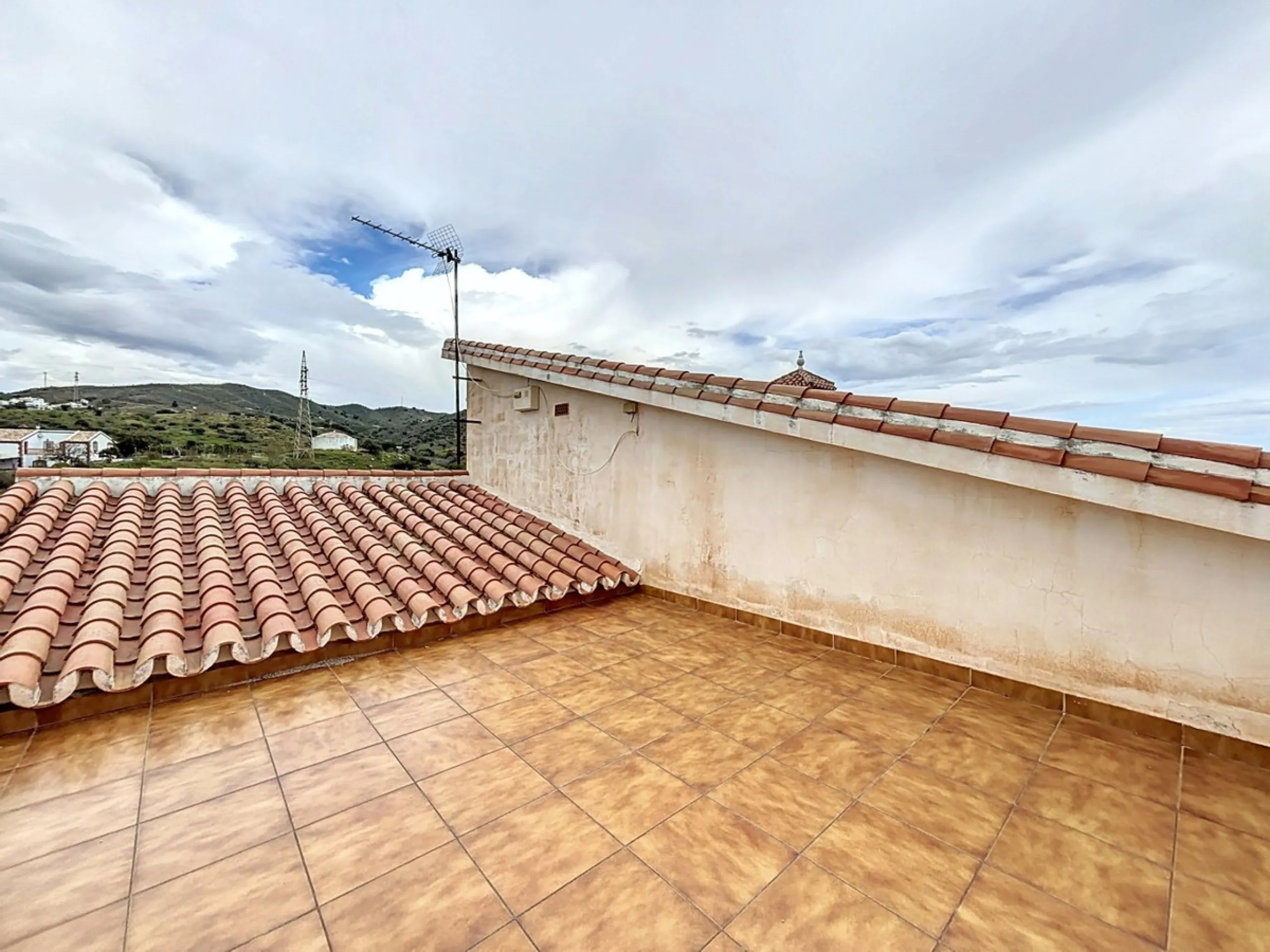 This charming chalet in Chilches offers everything you could wish for in your new home. With 3 bedrooms and one bathroom, it provides ample space for the whole family. The spacious kitchen and bright living room invite you to relax, while the fireplace cr