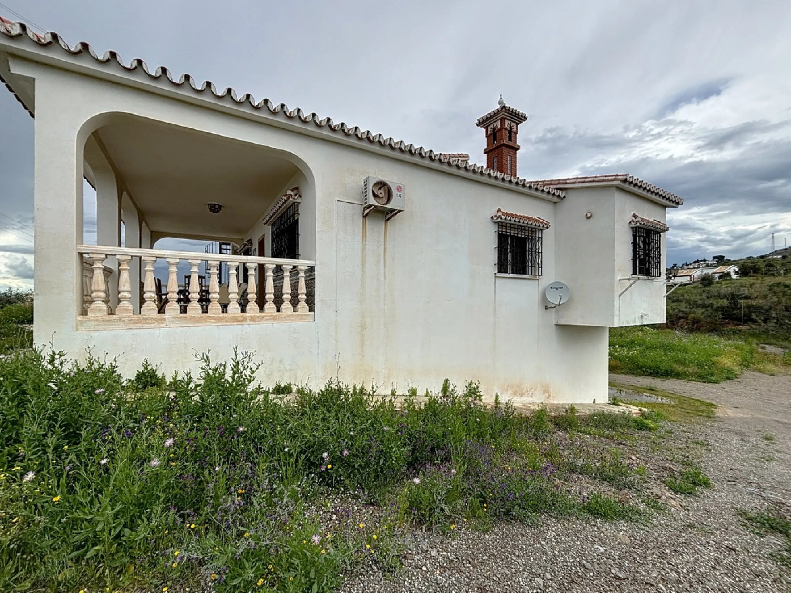 This charming chalet in Chilches offers everything you could wish for in your new home. With 3 bedrooms and one bathroom, it provides ample space for the whole family. The spacious kitchen and bright living room invite you to relax, while the fireplace cr