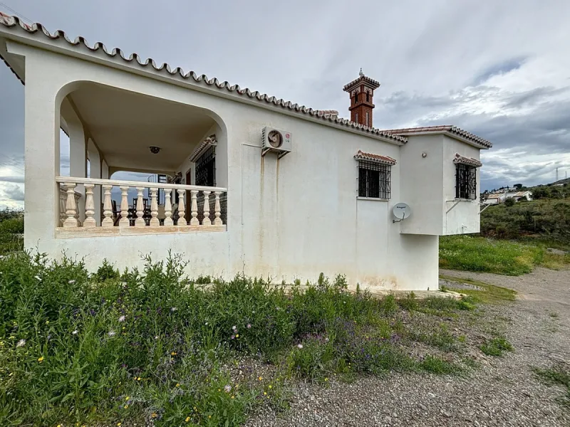 This charming chalet in Chilches offers everything you could wish for in your new home. With 3 bedrooms and one bathroom, it provides ample space for the whole family. The spacious kitchen and bright living room invite you to relax, while the fireplace cr