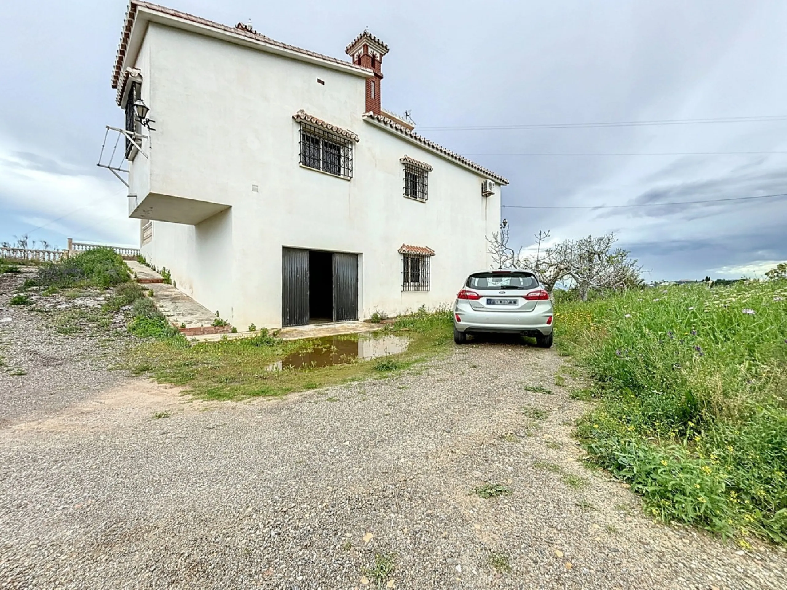 This charming chalet in Chilches offers everything you could wish for in your new home. With 3 bedrooms and one bathroom, it provides ample space for the whole family. The spacious kitchen and bright living room invite you to relax, while the fireplace cr