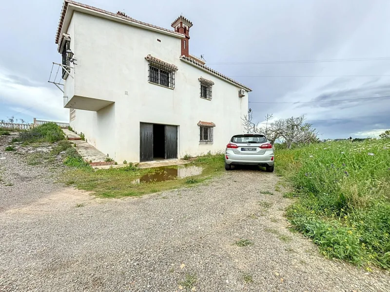 This charming chalet in Chilches offers everything you could wish for in your new home. With 3 bedrooms and one bathroom, it provides ample space for the whole family. The spacious kitchen and bright living room invite you to relax, while the fireplace cr