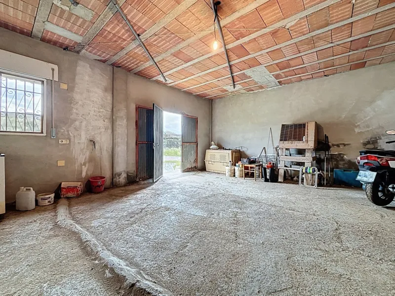 This charming chalet in Chilches offers everything you could wish for in your new home. With 3 bedrooms and one bathroom, it provides ample space for the whole family. The spacious kitchen and bright living room invite you to relax, while the fireplace cr