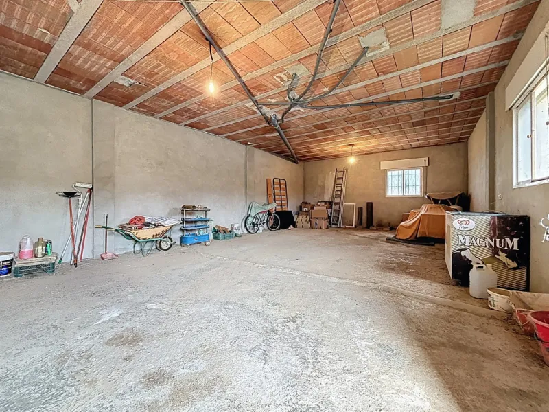 This charming chalet in Chilches offers everything you could wish for in your new home. With 3 bedrooms and one bathroom, it provides ample space for the whole family. The spacious kitchen and bright living room invite you to relax, while the fireplace cr