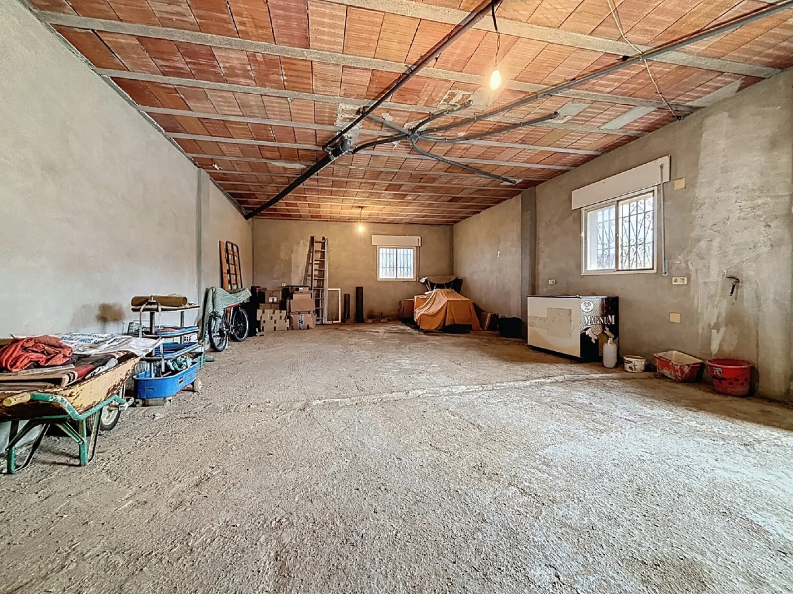 This charming chalet in Chilches offers everything you could wish for in your new home. With 3 bedrooms and one bathroom, it provides ample space for the whole family. The spacious kitchen and bright living room invite you to relax, while the fireplace cr