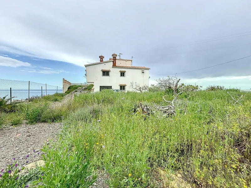 This charming chalet in Chilches offers everything you could wish for in your new home. With 3 bedrooms and one bathroom, it provides ample space for the whole family. The spacious kitchen and bright living room invite you to relax, while the fireplace cr