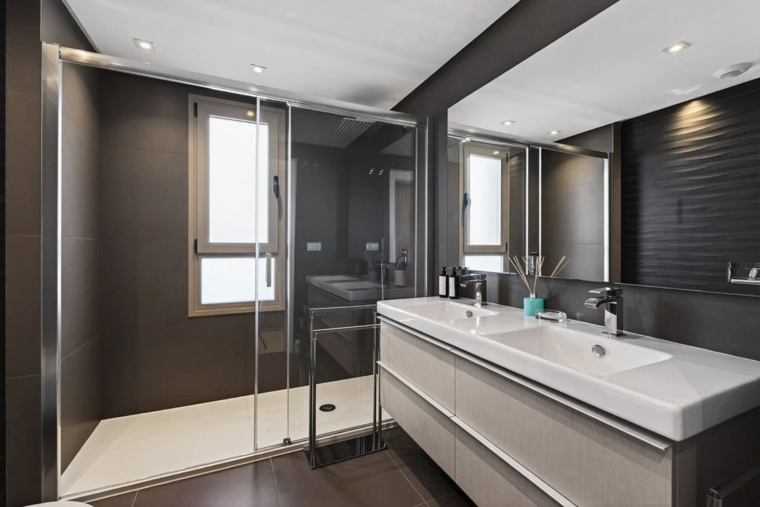 Dieses stilvolle Reihenhaus vereint Wohnraum, Natürlichkeit und modernes Design zu einem komfortablen Zuhause – ideal für den dauerhaften Wohnsitz oder als Ferienwohnung. Marmorböden und ein warmes, zeitgenössisches Ambiente zeichnen es aus