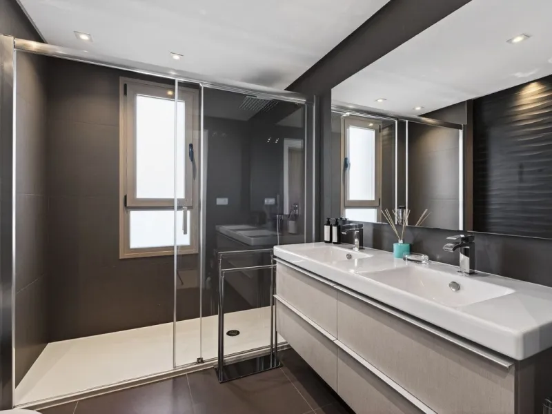 Dieses stilvolle Reihenhaus vereint Wohnraum, Natürlichkeit und modernes Design zu einem komfortablen Zuhause – ideal für den dauerhaften Wohnsitz oder als Ferienwohnung. Marmorböden und ein warmes, zeitgenössisches Ambiente zeichnen es aus