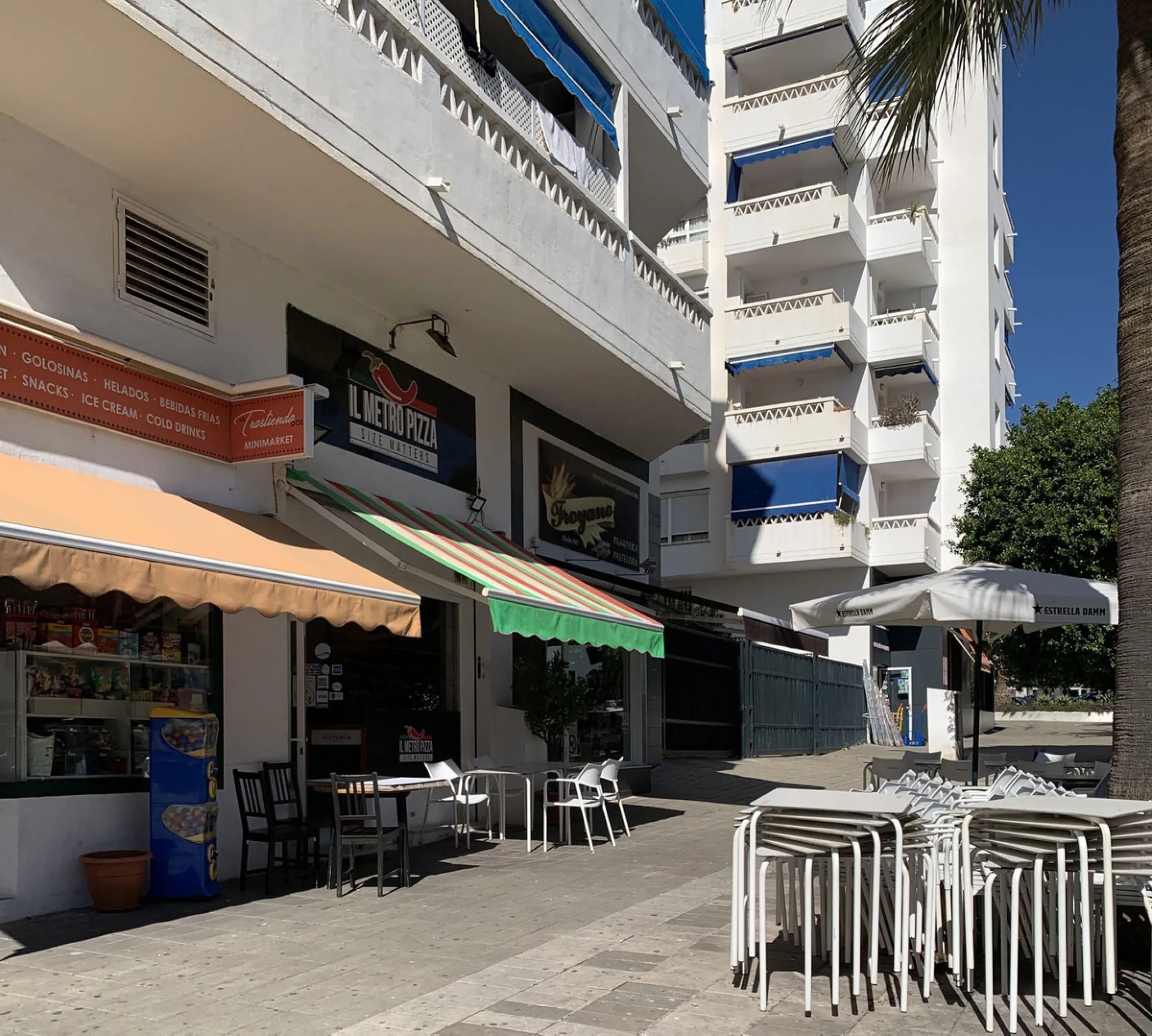 Commercial premises with an Italian restaurant for sale in Nueva Andalucia.