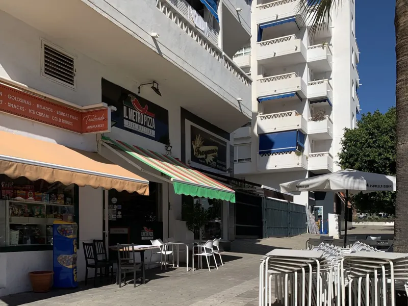 Commercial premises with an Italian restaurant for sale in Nueva Andalucia.