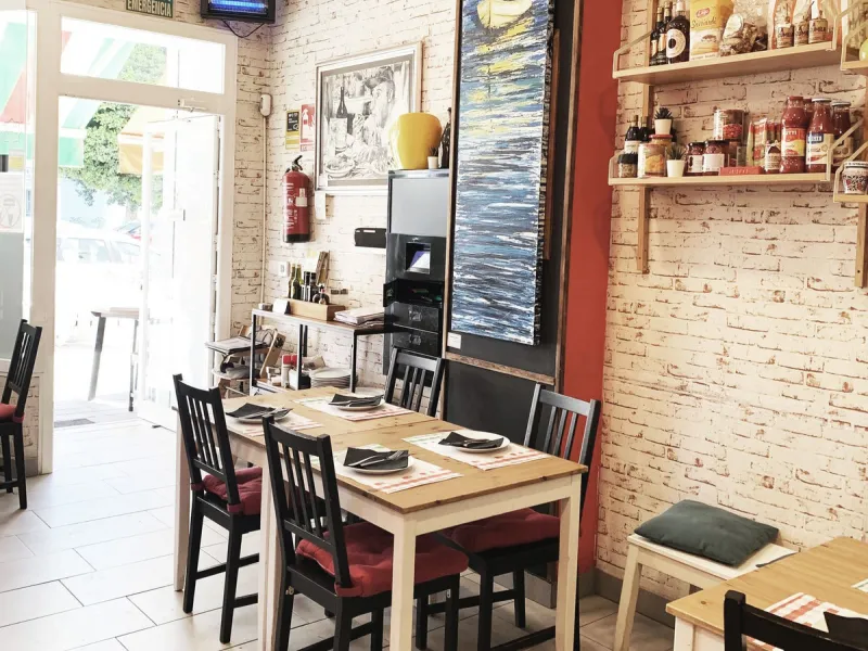 Commercial premises with an Italian restaurant for sale in Nueva Andalucia.