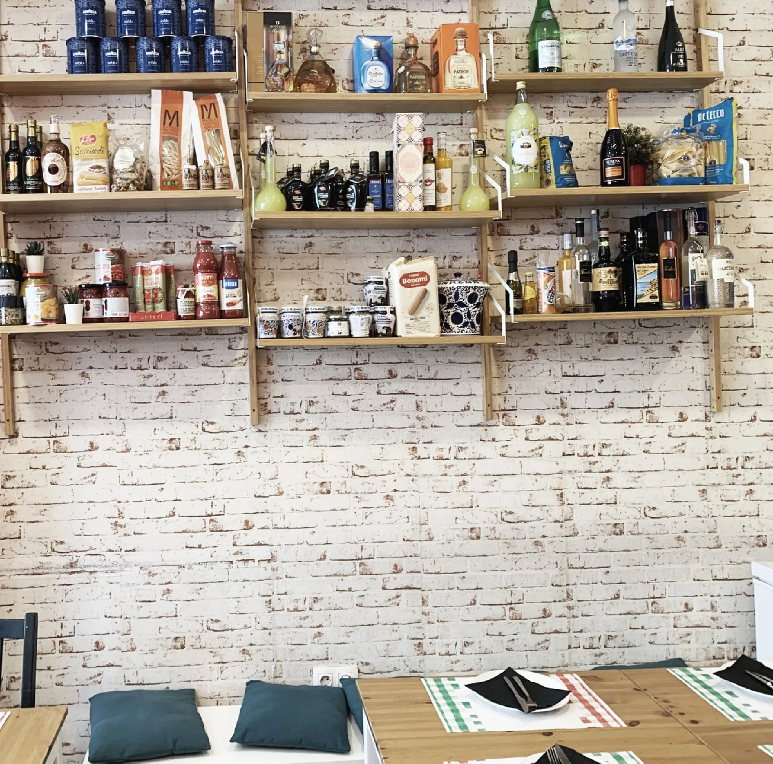 Commercial premises with an Italian restaurant for sale in Nueva Andalucia.