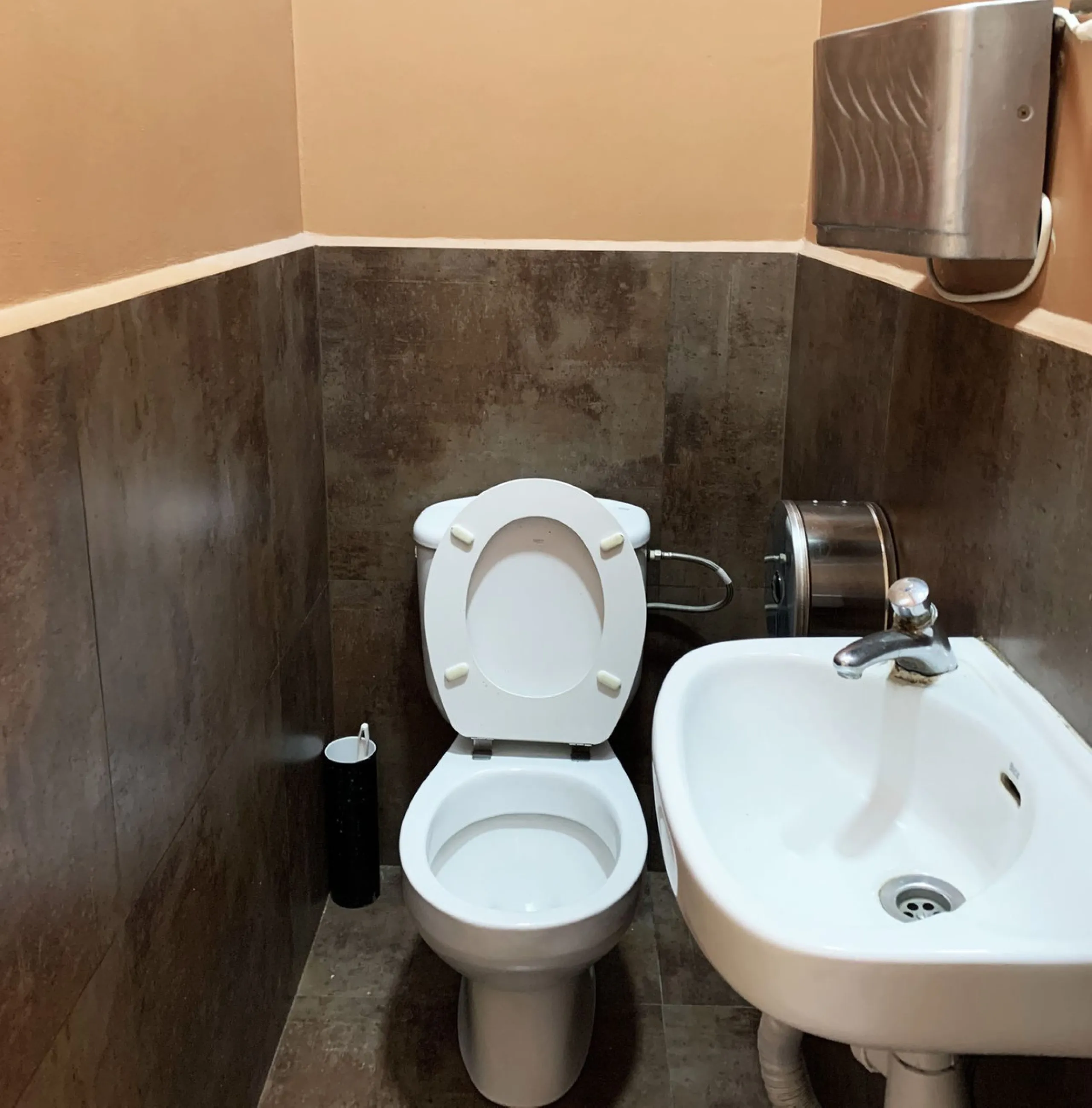 Commercial premises with an Italian restaurant for sale in Nueva Andalucia.
