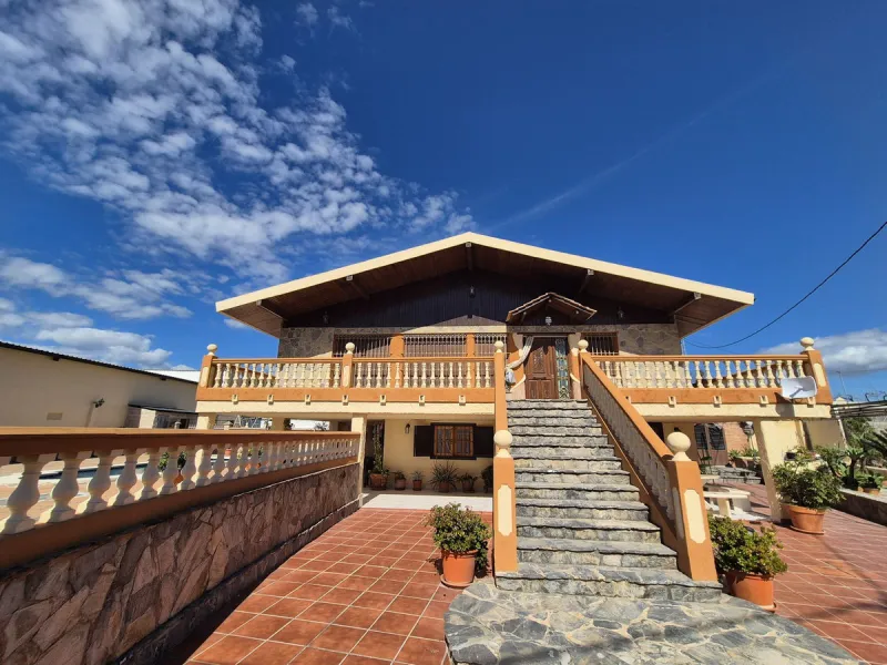 Unique opportunity! Spacious property with multiple possibilities.