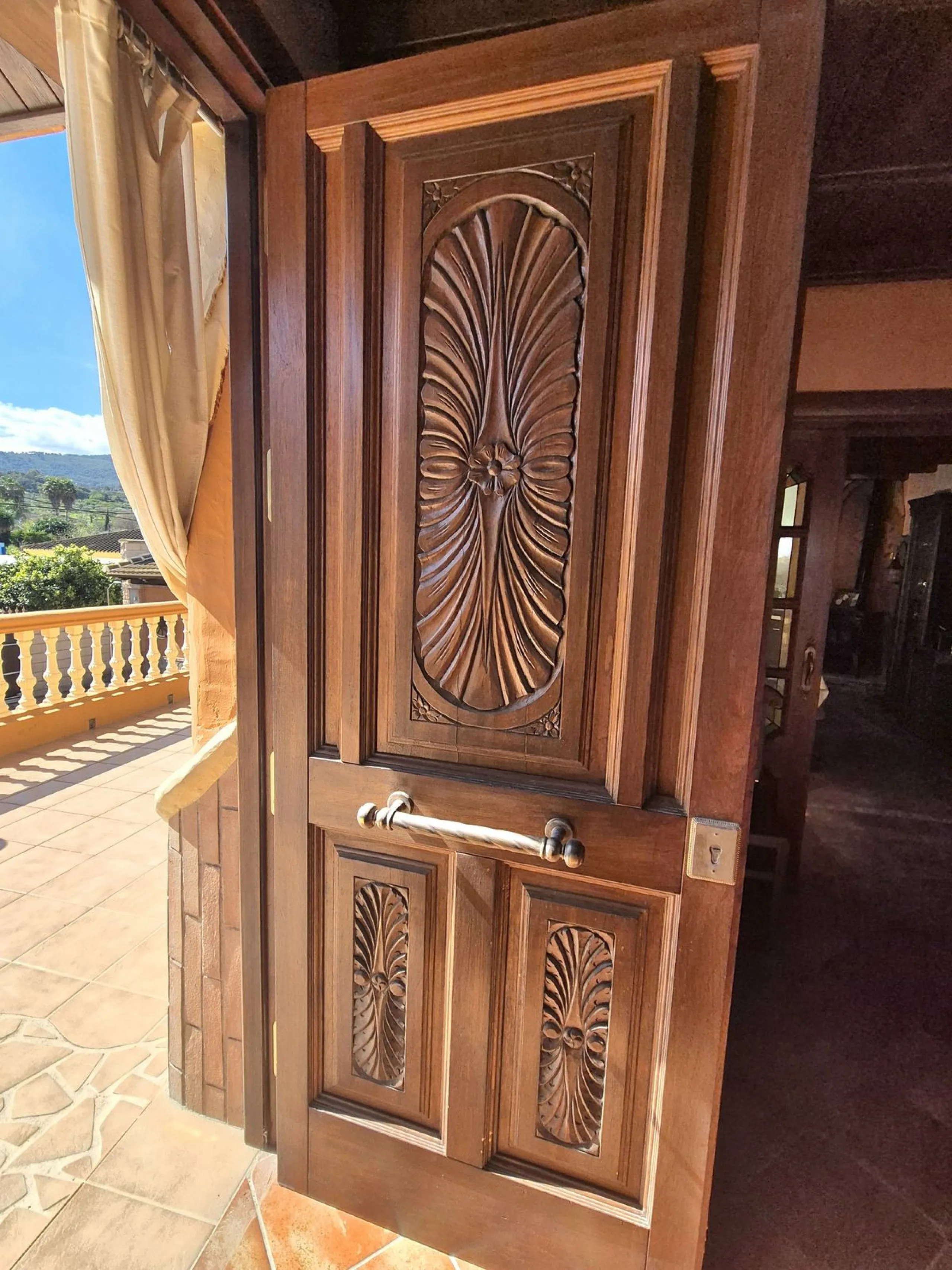 Unique opportunity! Spacious property with multiple possibilities.
