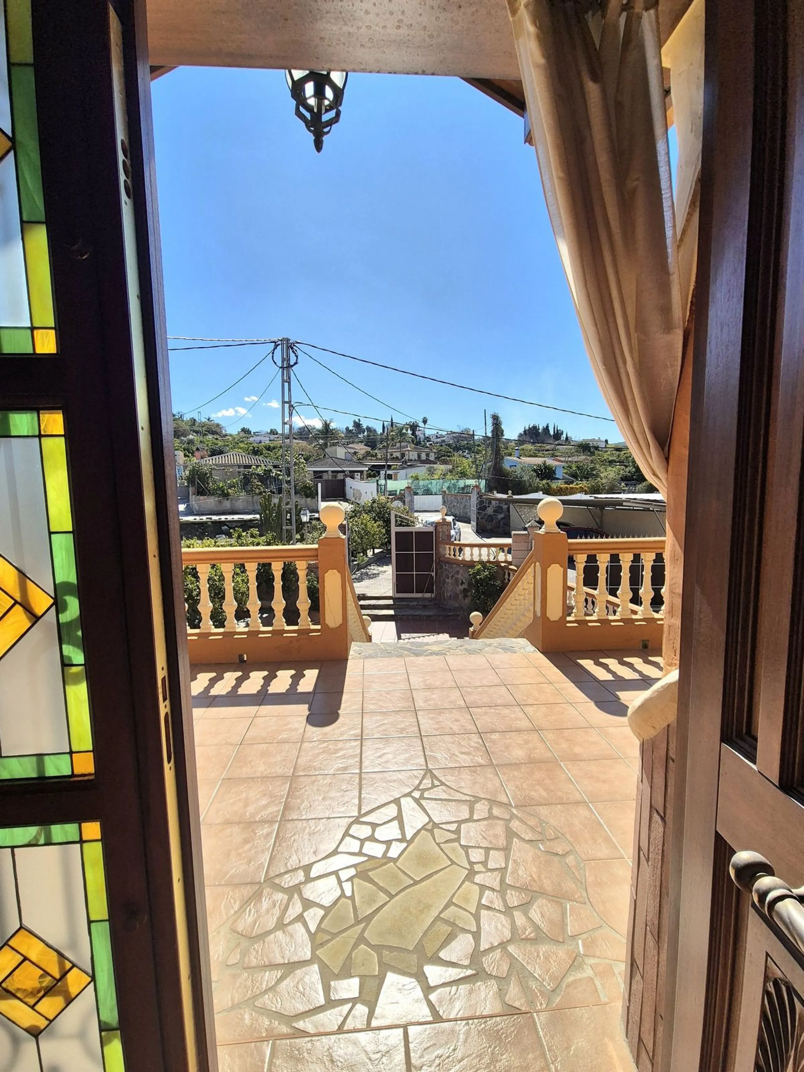 Unique opportunity! Spacious property with multiple possibilities.