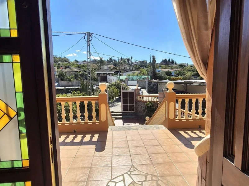 Unique opportunity! Spacious property with multiple possibilities.