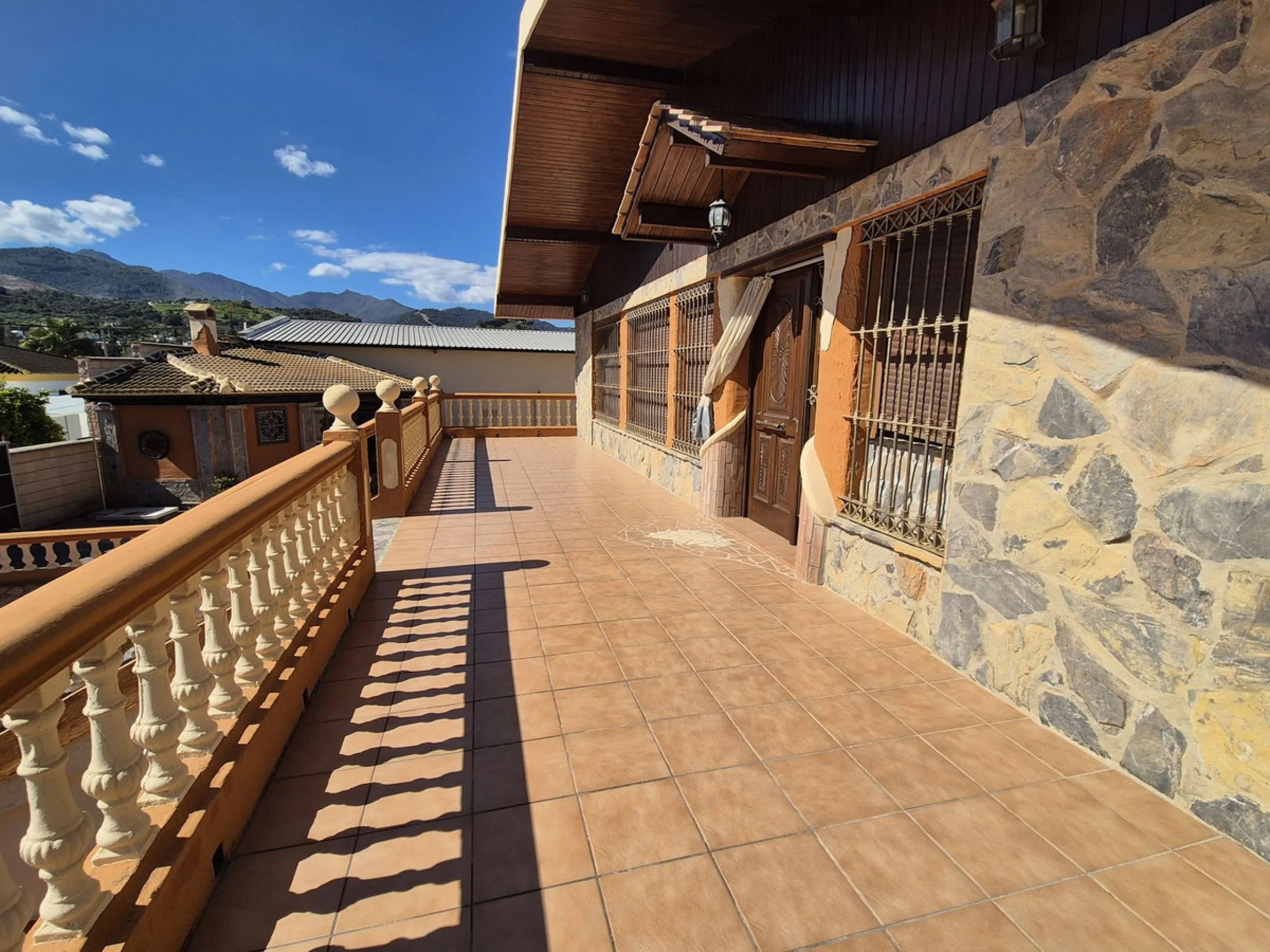 Unique opportunity! Spacious property with multiple possibilities.