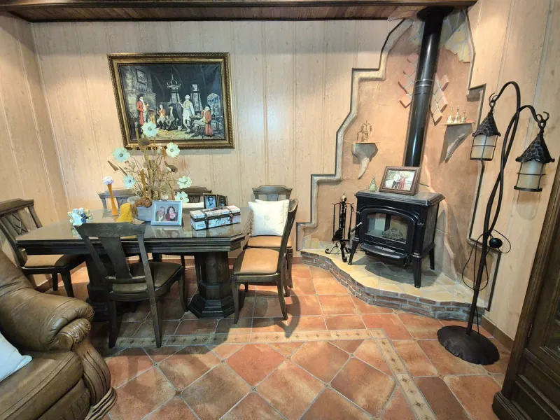 Unique opportunity! Spacious property with multiple possibilities.