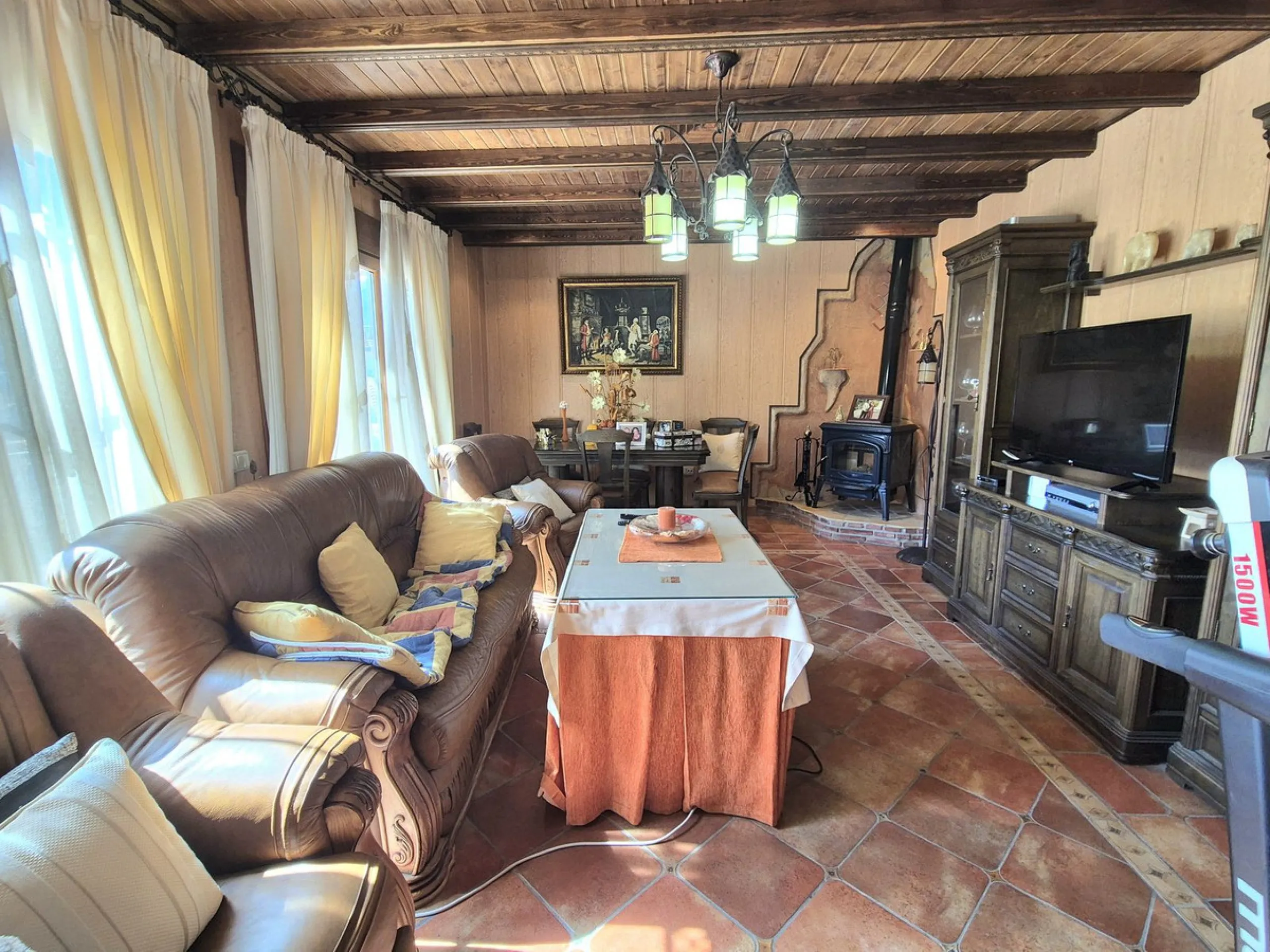 Unique opportunity! Spacious property with multiple possibilities.