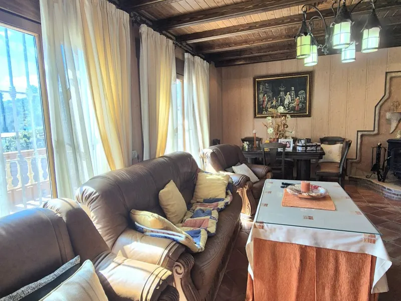 Unique opportunity! Spacious property with multiple possibilities.