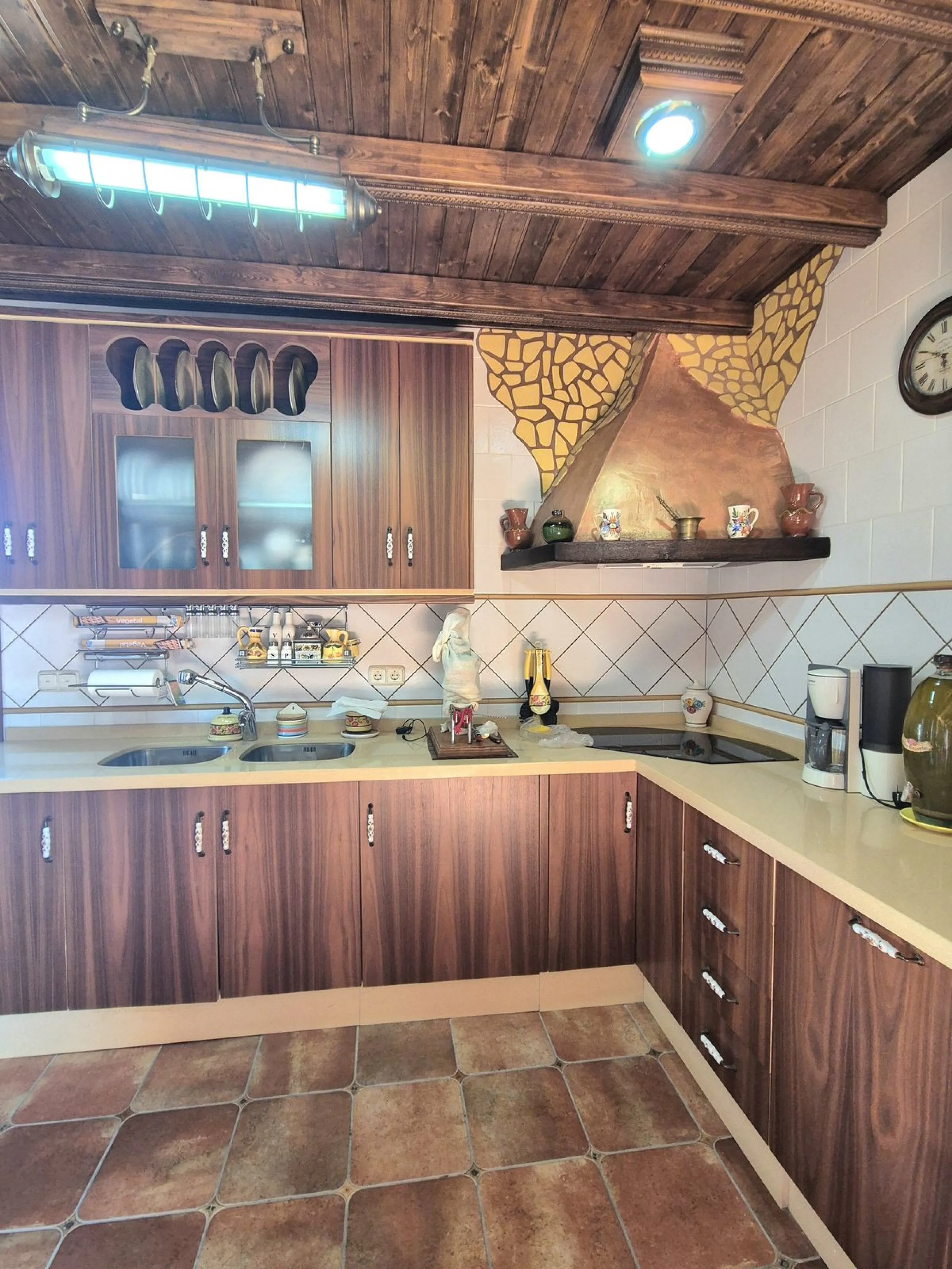 Unique opportunity! Spacious property with multiple possibilities.