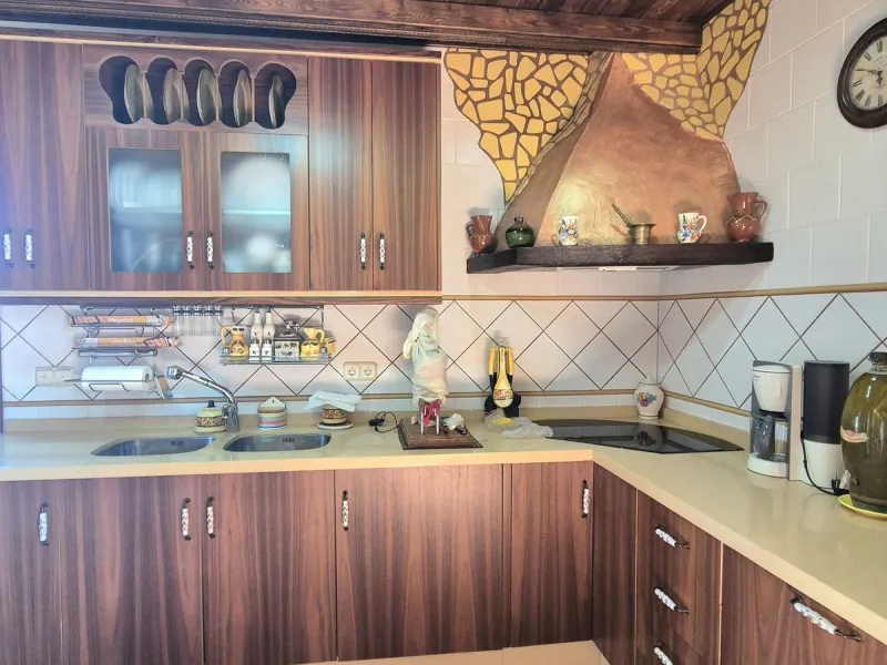 Unique opportunity! Spacious property with multiple possibilities.