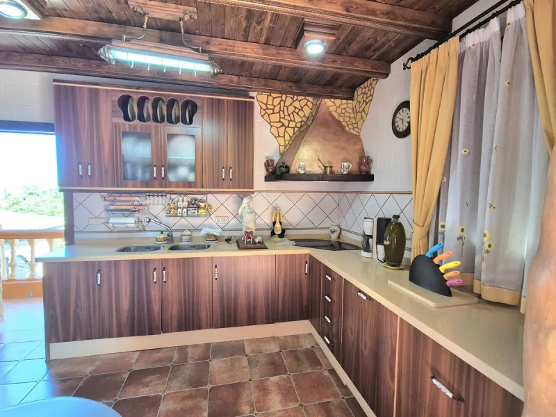 Unique opportunity! Spacious property with multiple possibilities.