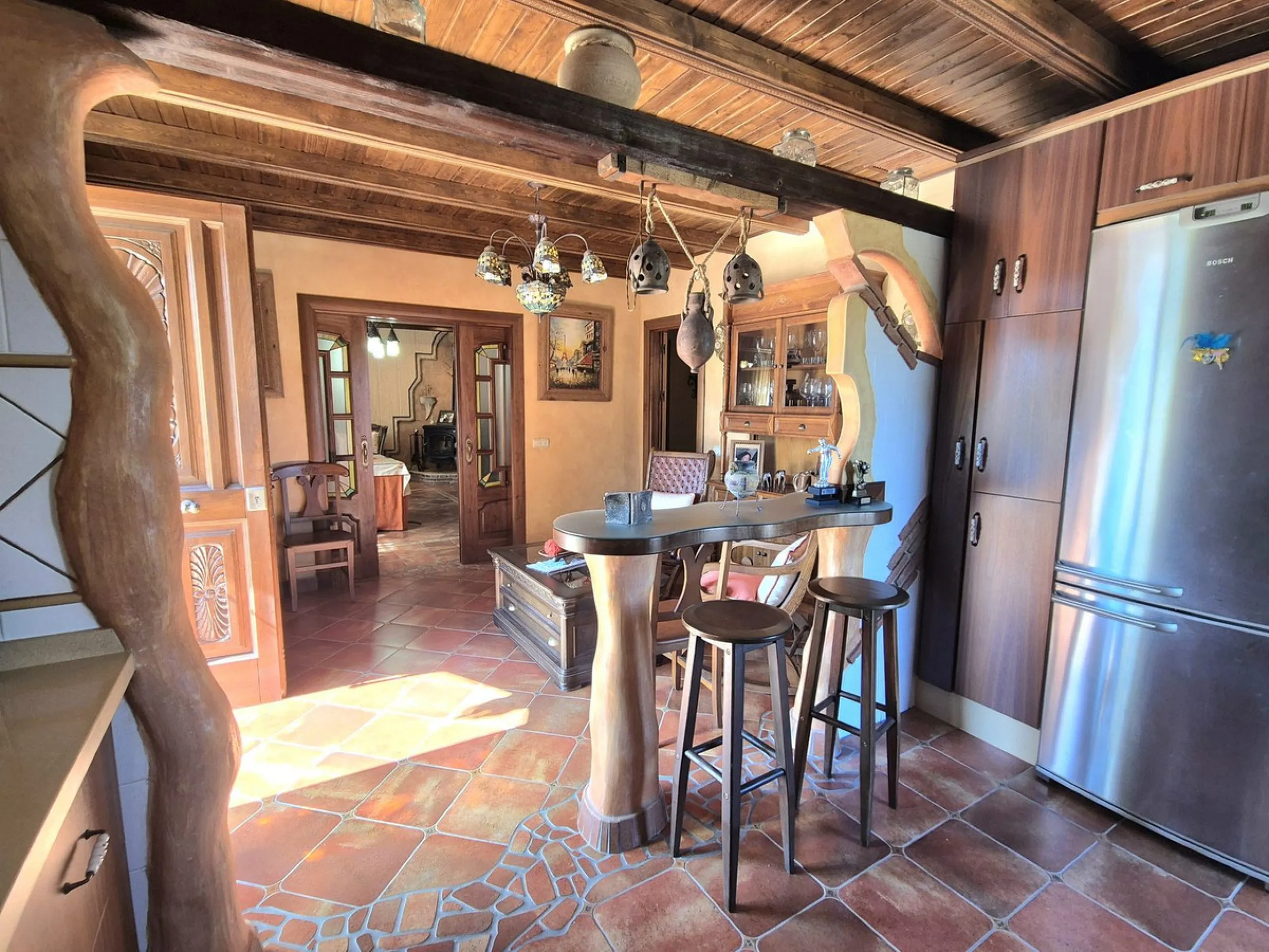 Unique opportunity! Spacious property with multiple possibilities.