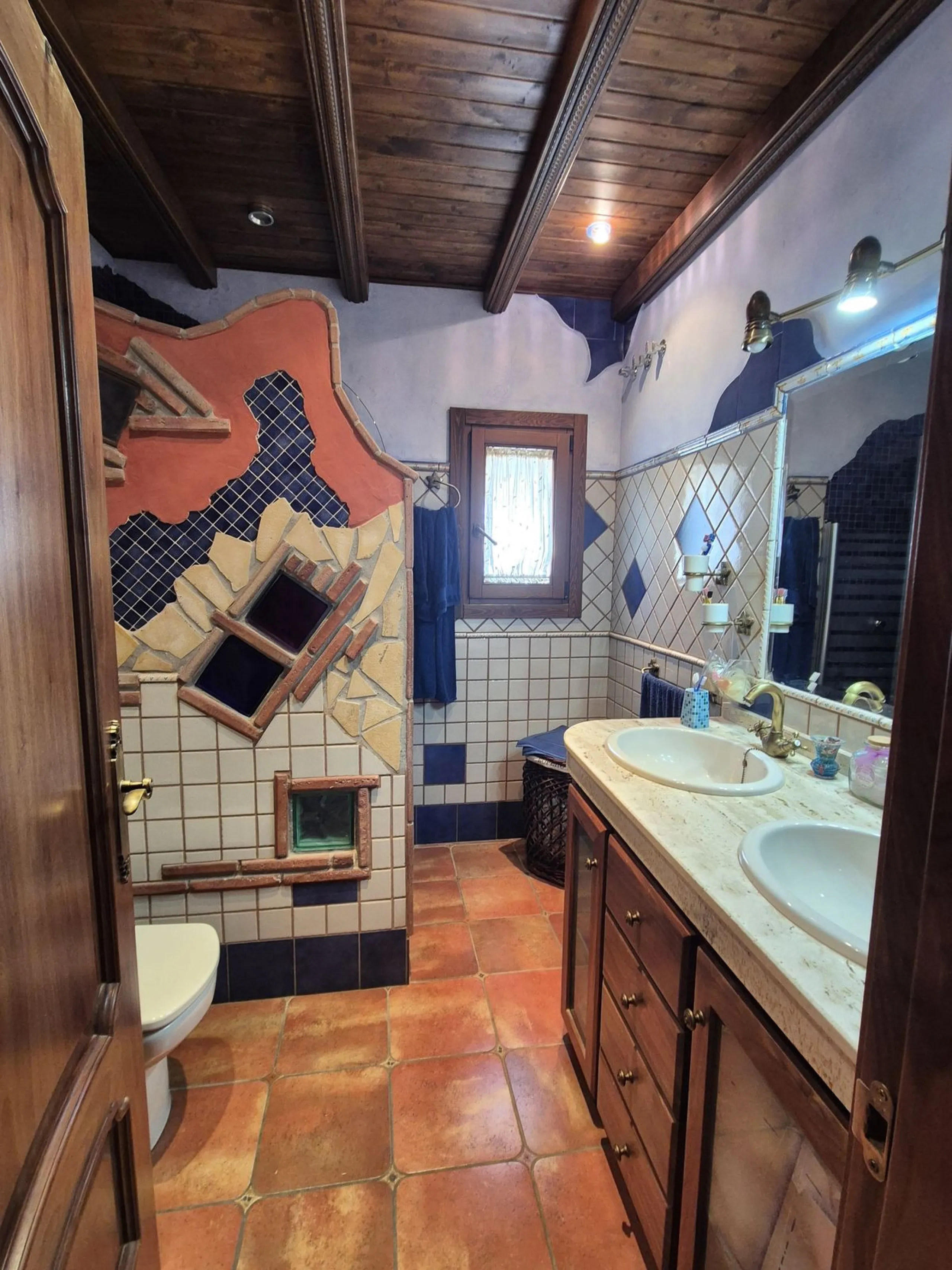 Unique opportunity! Spacious property with multiple possibilities.