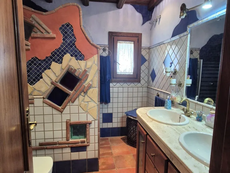 Unique opportunity! Spacious property with multiple possibilities.