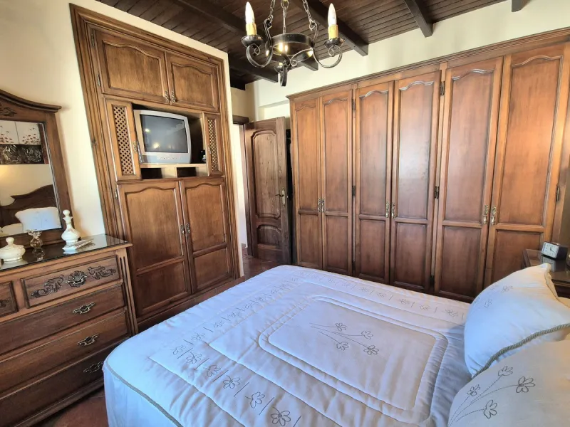 Unique opportunity! Spacious property with multiple possibilities.