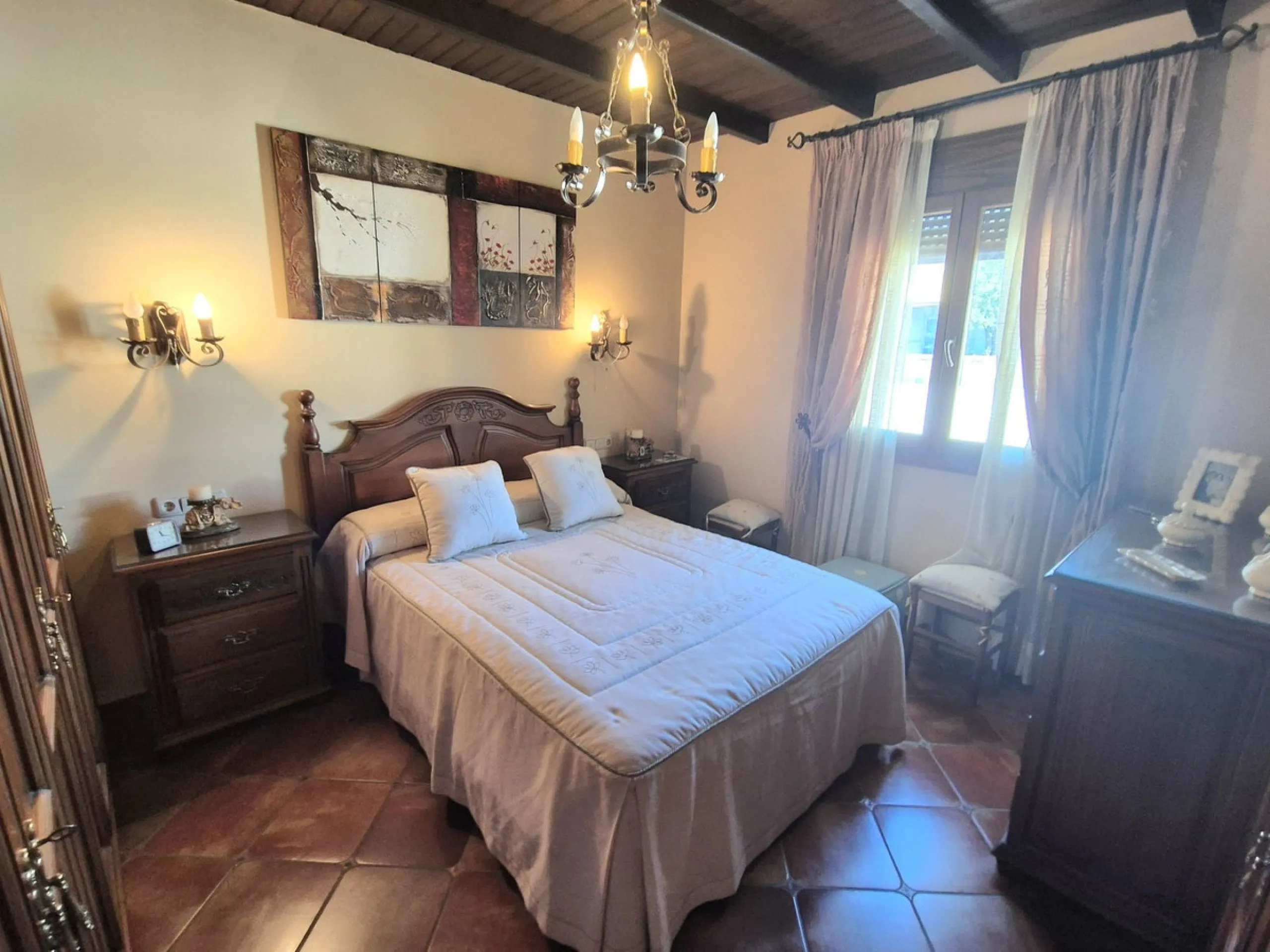 Unique opportunity! Spacious property with multiple possibilities.
